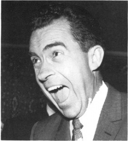 Un Nixon aún sonriente.